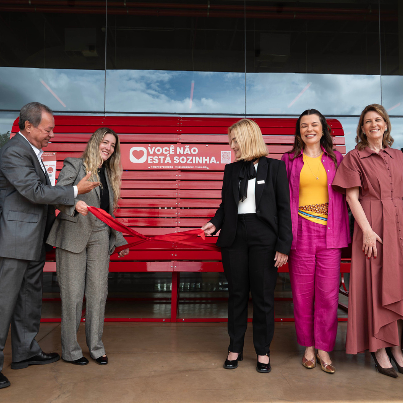 Banco Vermelho gigante é inaugurado no SESI Lab e mobiliza indústria contra o feminicídio