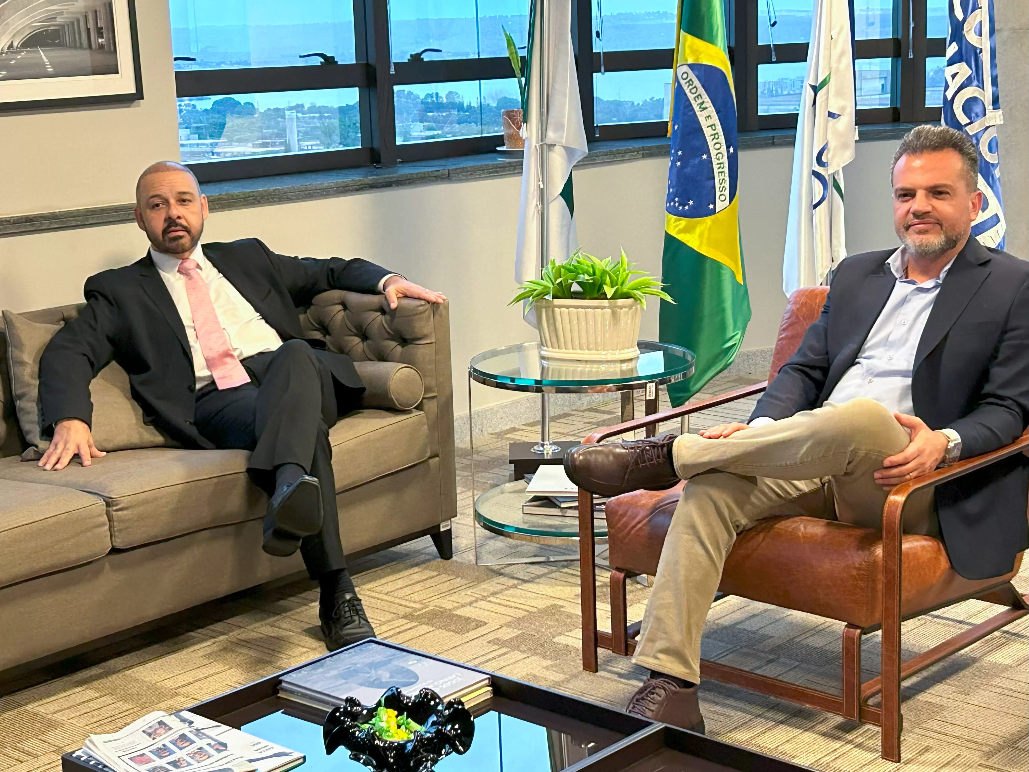 Presidente do Conselho Nacional do SESI recebe prefeito de Itaquaquecetuba para discutir ações de educação e formação profissional