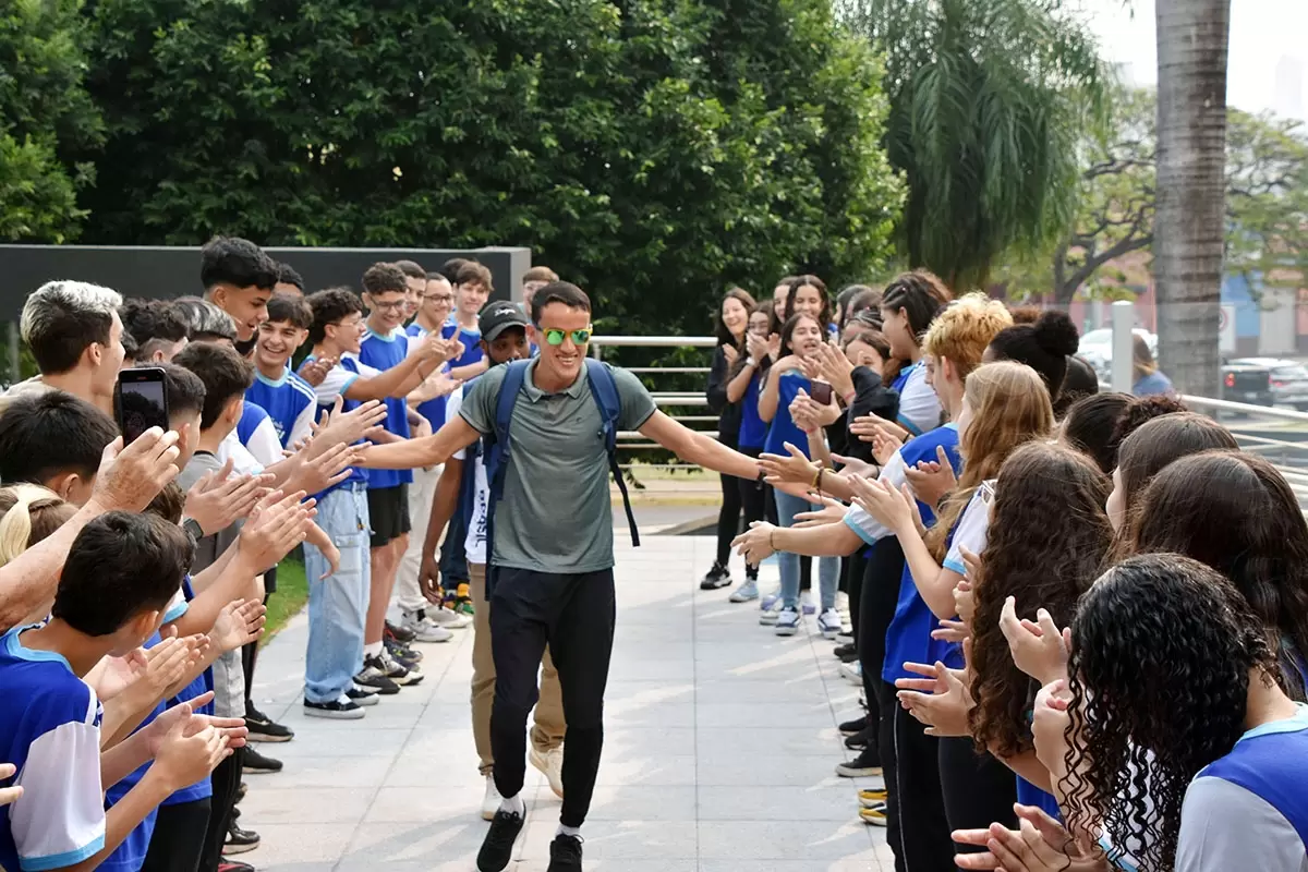 Yeltsin Jacques, atleta do SESI-MS, chega a Campo Grande com a medalha de ouro conquistada em Paris