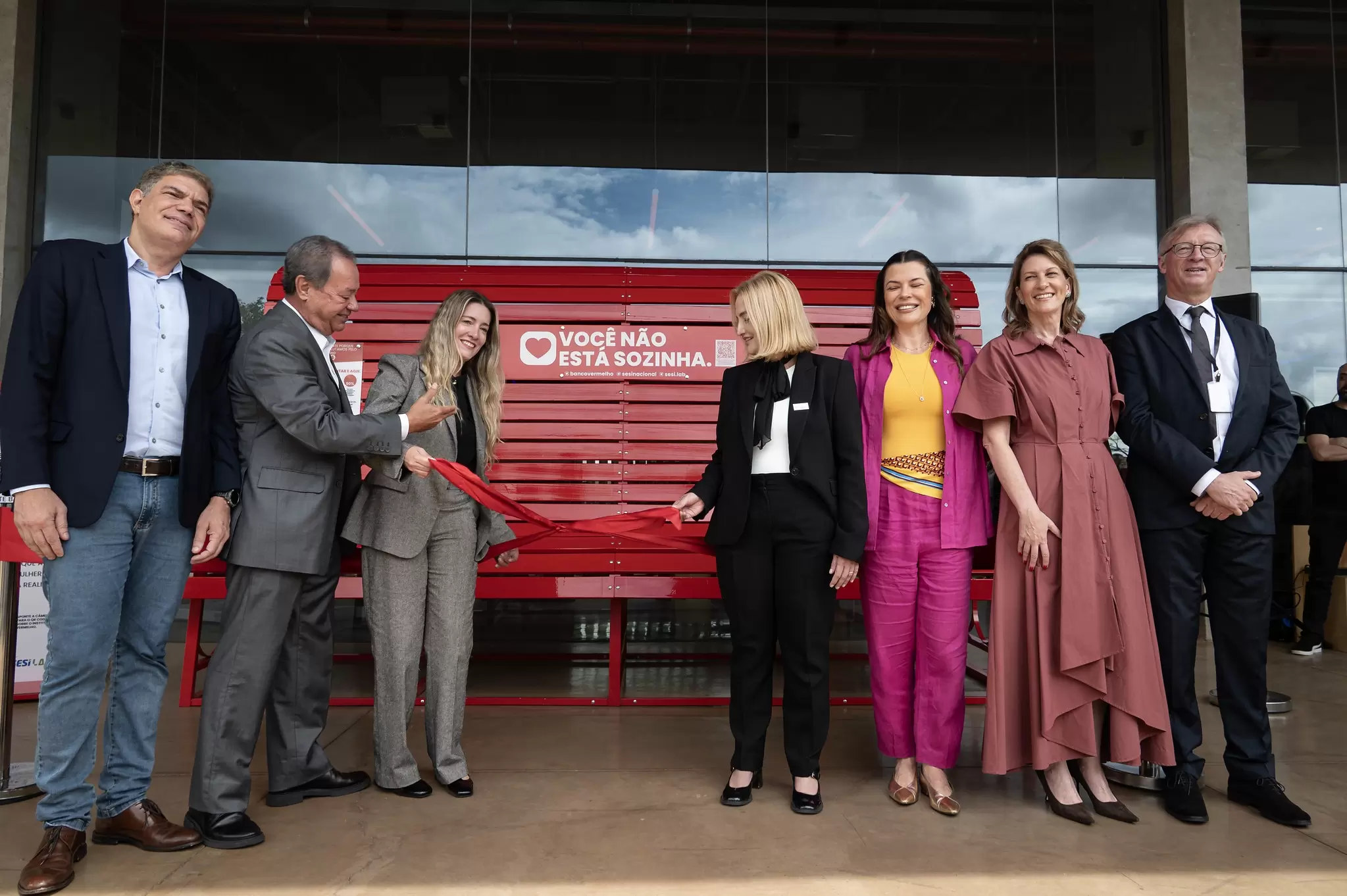 Banco Vermelho gigante &eacute; inaugurado no SESI Lab e mobiliza ind&uacute;stria contra o feminic&iacute;dio